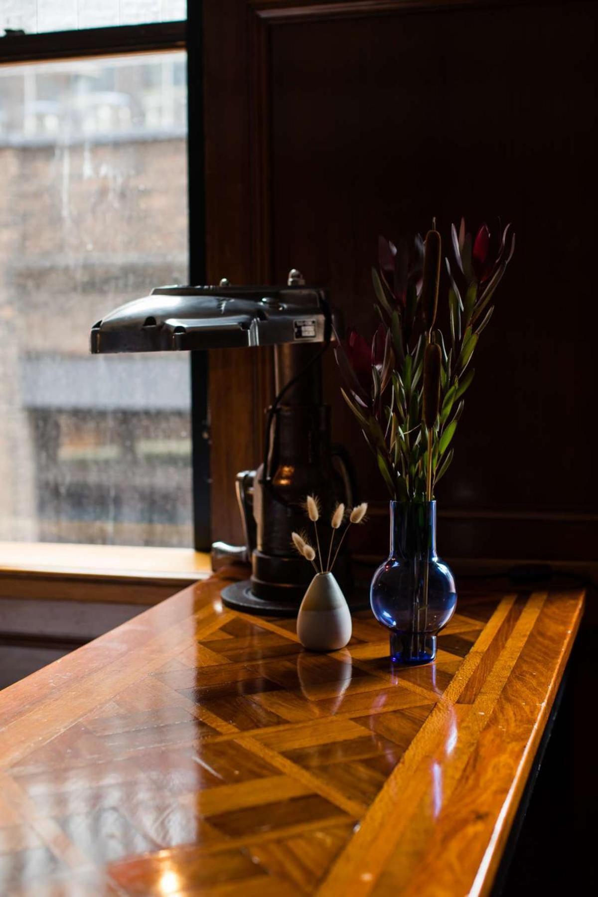 ジ オールド クレア ホテル シドニー エクステリア 写真 A 1930s-era desk lamp