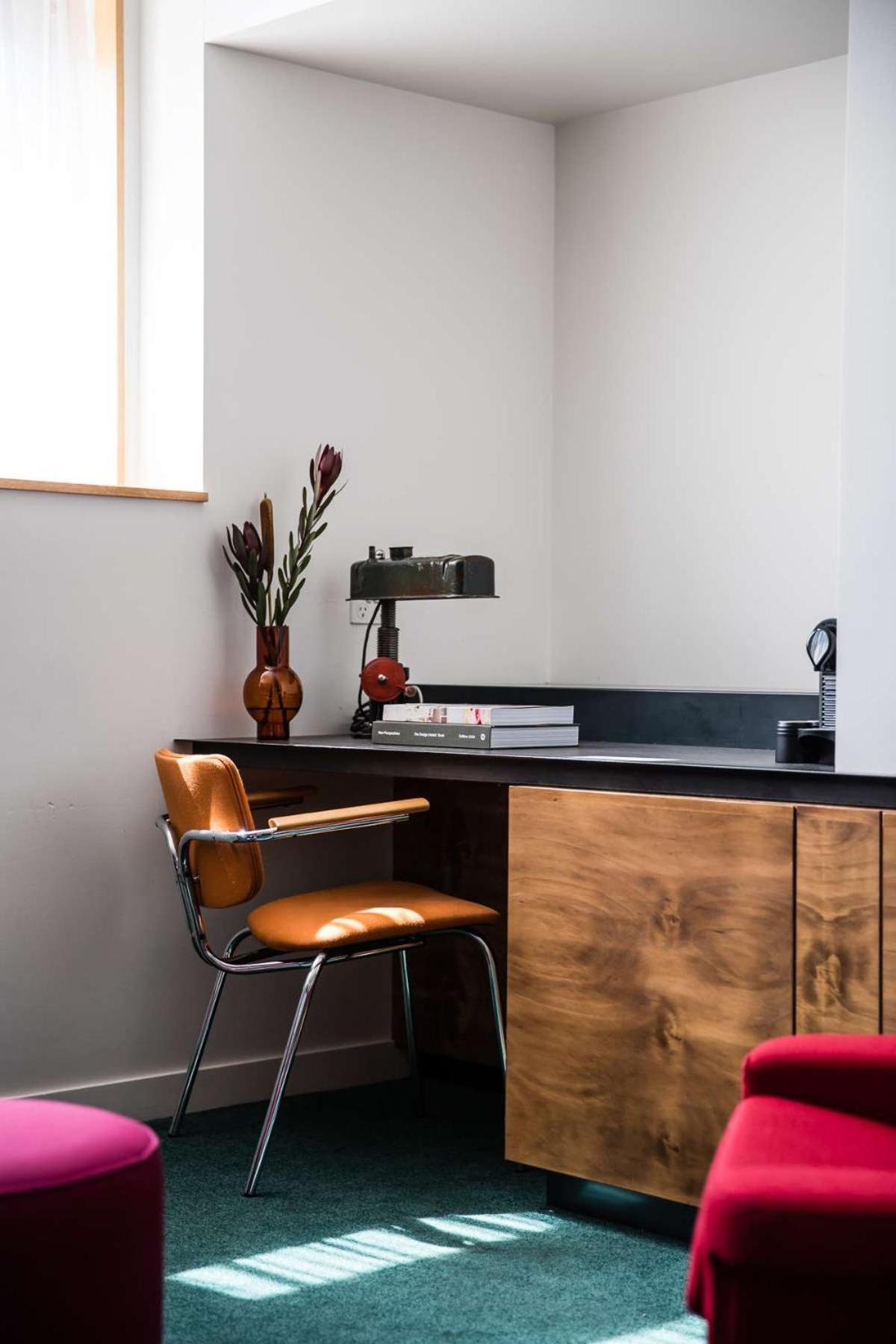 ジ オールド クレア ホテル シドニー エクステリア 写真 A desk with a built-in lamp