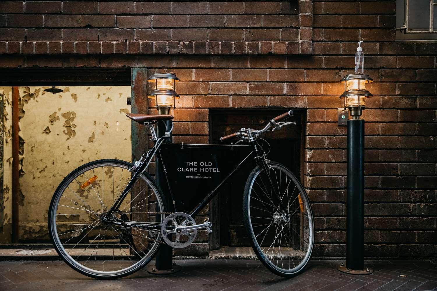 ジ オールド クレア ホテル シドニー エクステリア 写真 A bicycle parked in front of the hotel